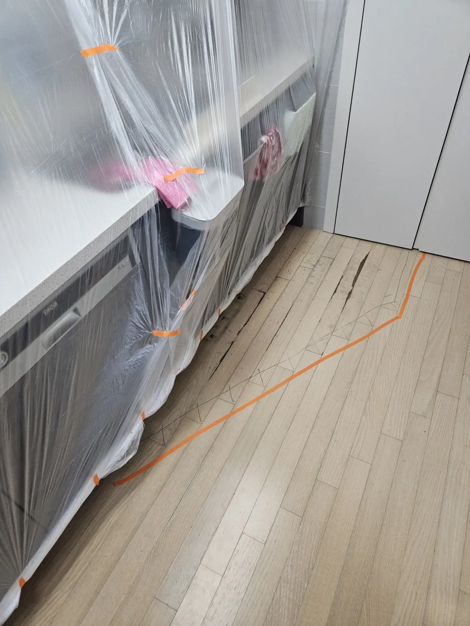 비닐과 테이프로 주방 가구를 보양한 현장