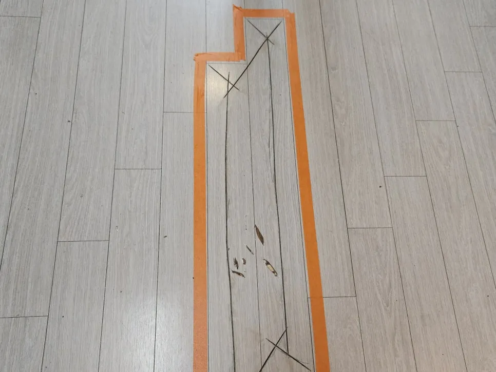 교체할 마루 판만 테이프로 표시한 바닥