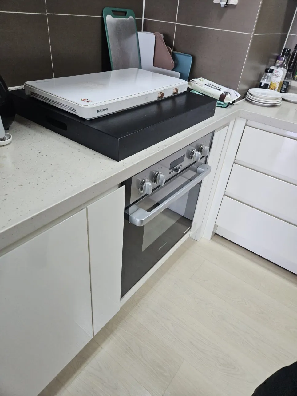 조리대 아래에 빌트인 가스오븐레인지가 설치된 주방